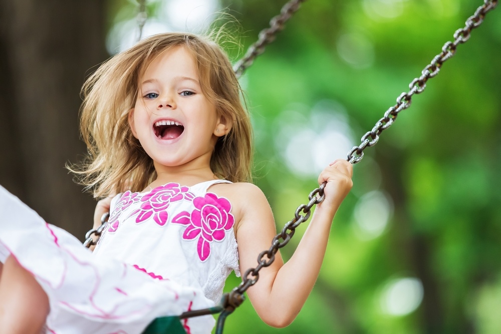 Kinderen spelen in speeltuin